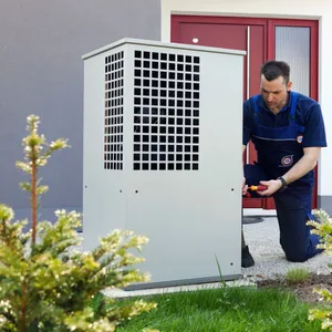 Ein Handwerker kümmert sich um den Einsatz einer Wärmepumpe.