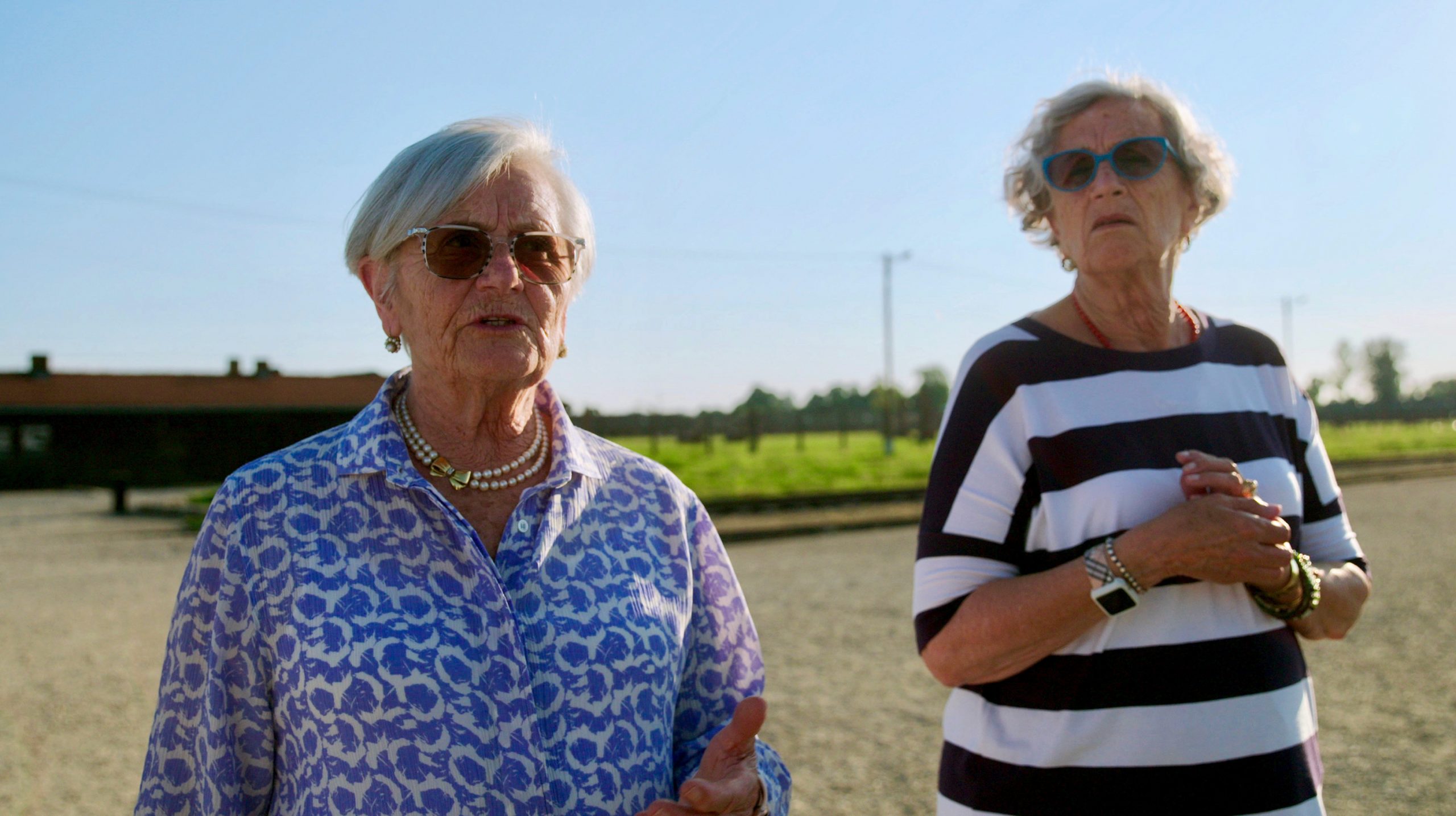 Die beiden Frauen stehen im Sommer auf dem KZ-Gelände