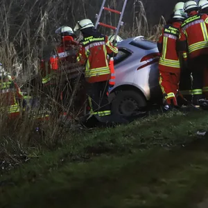 Einsatzkräfte an der Unfallstelle in Neu Wulmstorf bei Hamburg.