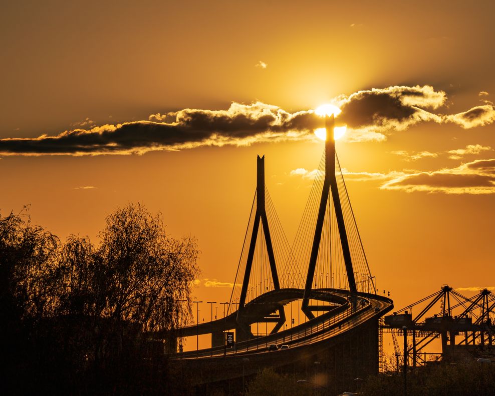 Die Hamburgerin Ute Gätz hat am 25. April 2021 dieses Bild ovn der Köhlbrandbrücke im Sonnenuntergang aufgenommen.