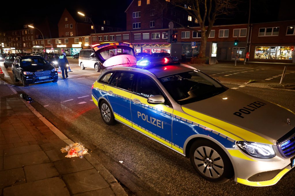 Die Polizei sichert die Unfallstelle ab.