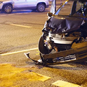 Ein Pkw ist am Dienstag bei Rot über die Ampel gefahren und löste einen Verkehrsunfall aus.