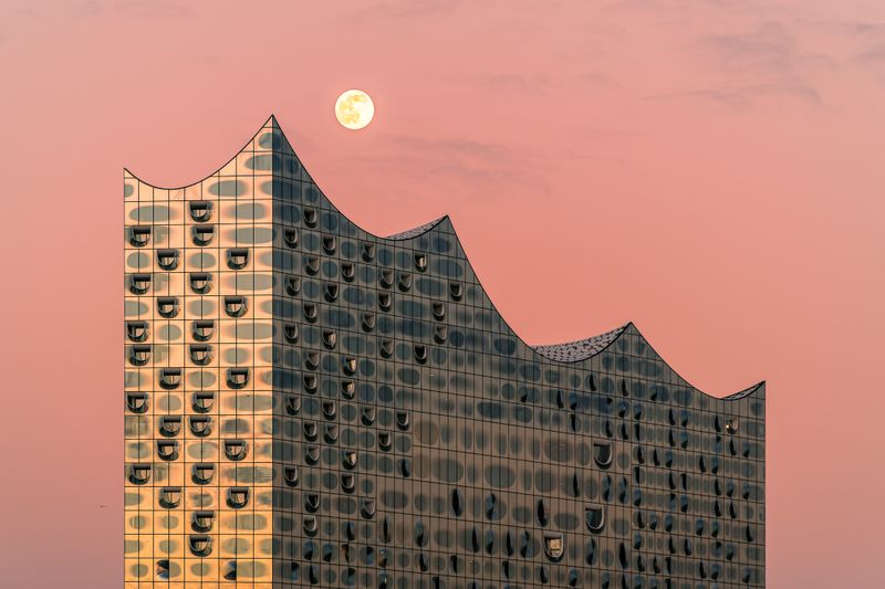 Ein fantastisches Bild: der Mond über dem Elbphilharmonie-Dach. Fotograf: Tobias Schonhoven.