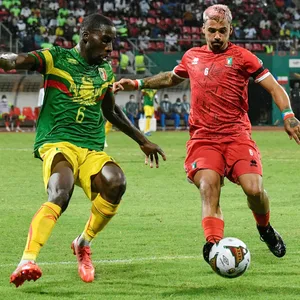 Iban Salvador (l., hier gegen Mali) gehört zu den schillernden Stars des Afrika-Cups.