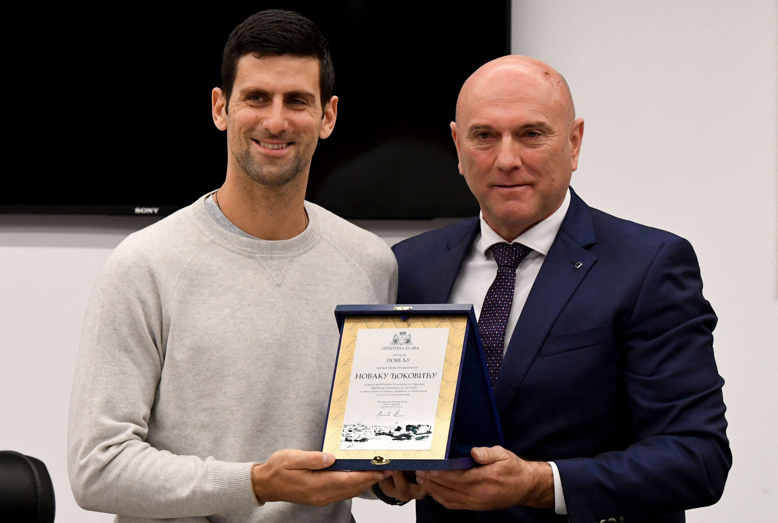 Novak Djokovic wurde von Budvas Bürgermeister Marko Carevic zum Ehrenbürger der montenegrinischen Stadt ernannt.