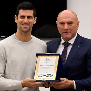 Novak Djokovic wurde von Budvas Bürgermeister Marko Carevic zum Ehrenbürger der montenegrinischen Stadt ernannt.