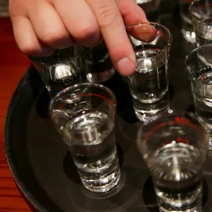 2020 mussten weniger Jugendliche wegen exzessiven Alkoholkonsums in Kliniken behandelt werden. (Symbolbild)