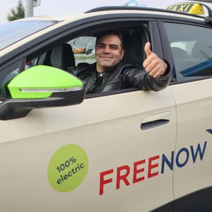 Die Taxi-Fahrer von Free Now können in Hamburg ab sofort zu günstigen Konditionen ihre Taxen an Aral-Tankstellen aufladen.