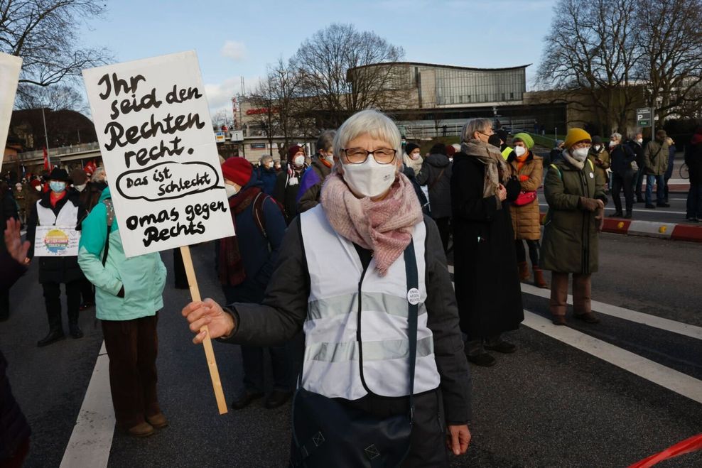 Elisabeth Draeger (64) mit ihrem Schild „Ihr seid den Rechten recht. Das ist schlecht. Omas gegen Rechts.“