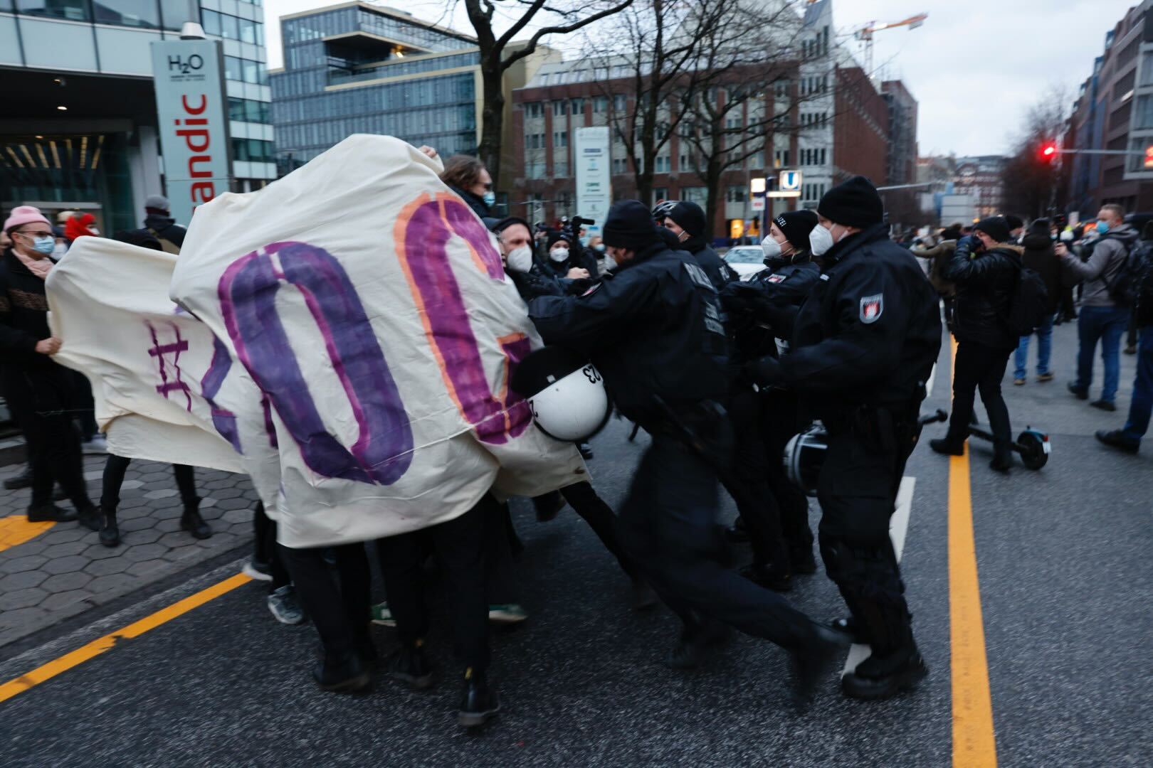 Polizisten schieben eine Gruppe Demonstrierender beiseite