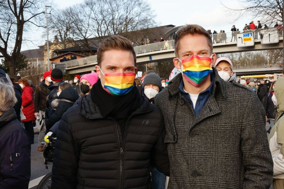 Simon Kuchinke (31) und Martin (29) tragen Regenbogenmasken.