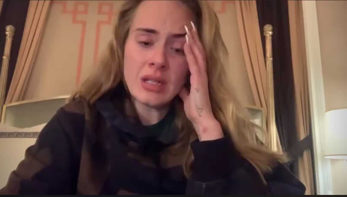 Weinend verküdet Adele auf ihrem Instagram-Profil, dass der Auftakt ihrer Show-Reihe in Las Vegas nicht stattfinden kann.