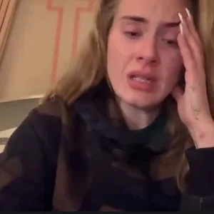 Weinend verküdet Adele auf ihrem Instagram-Profil, dass der Auftakt ihrer Show-Reihe in Las Vegas nicht stattfinden kann.