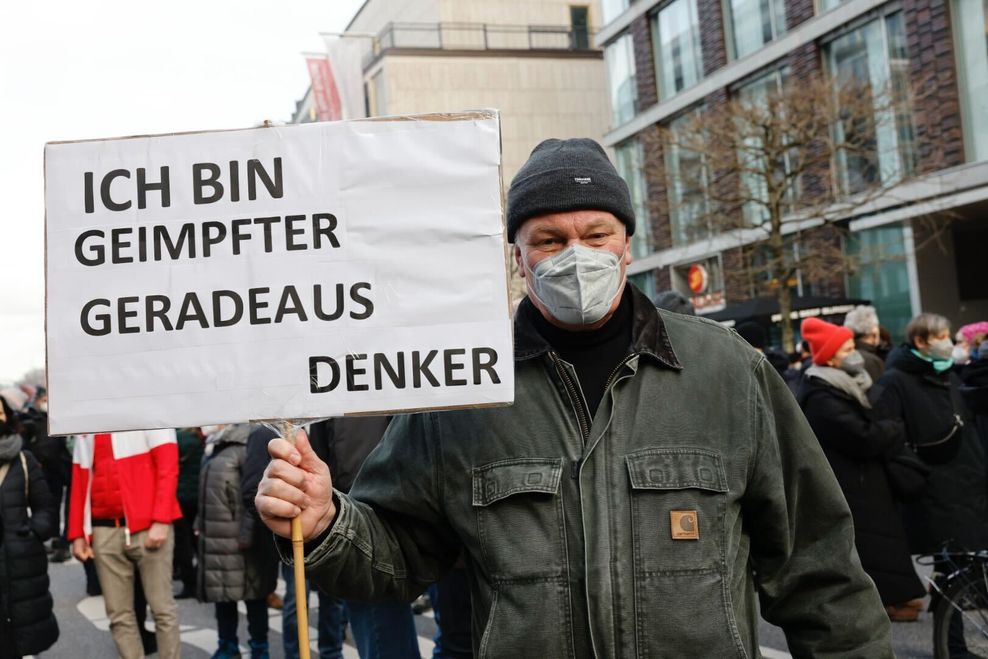 Ulrich Kahle (60) mit seinem Schild „Ich bin geimpfter Geradeausdenker“