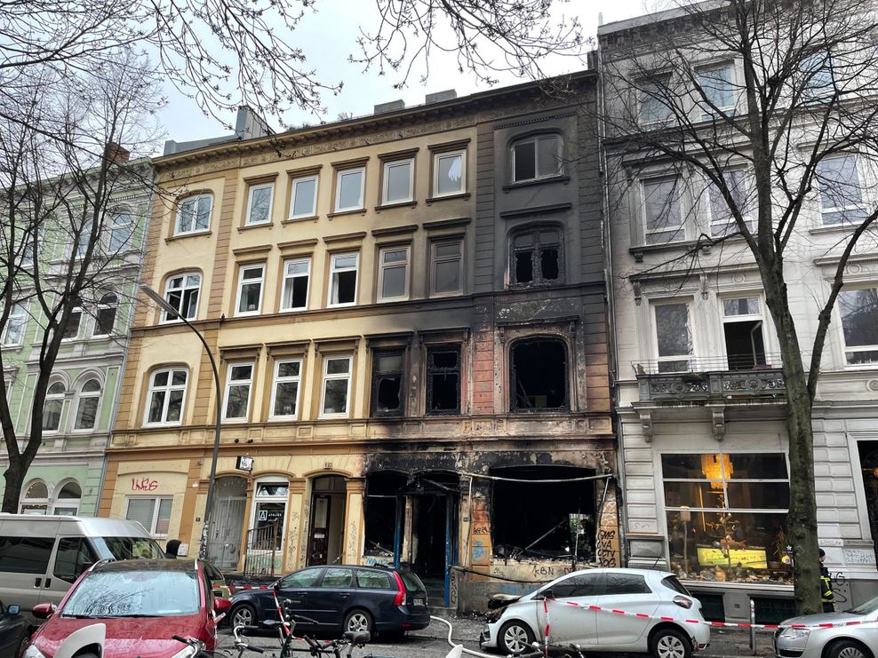 Die Außenfassade des ausgebrannten Hauses in der Clemens-Schultz-Straße.