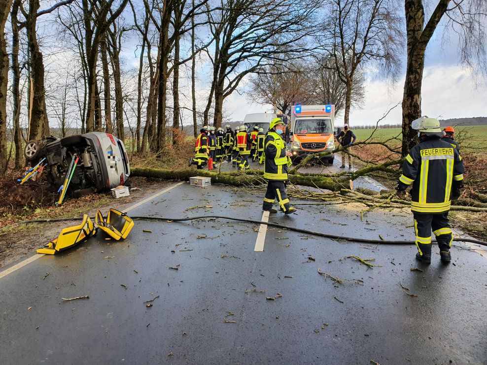 Feuerwehrleute räumen die L124 im Landkreis Stade nach einem schweren Unfall.