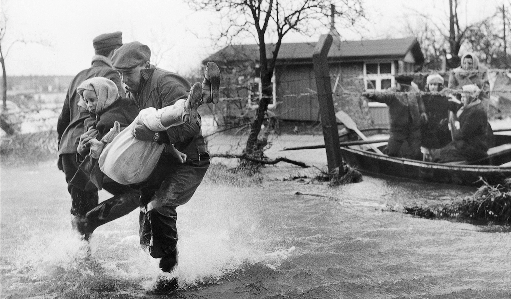 Sturmflut 1962: Ein Kind wird im letzten Moment aus den Fluten gerettet. Aufnahme aus Wilhelmsburg