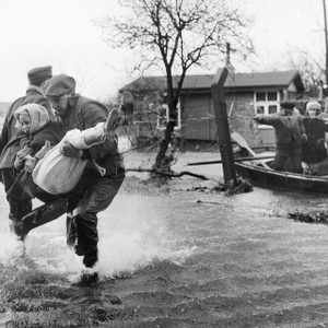 Sturmflut 1962: Ein Kind wird im letzten Moment aus den Fluten gerettet. Aufnahme aus Wilhelmsburg