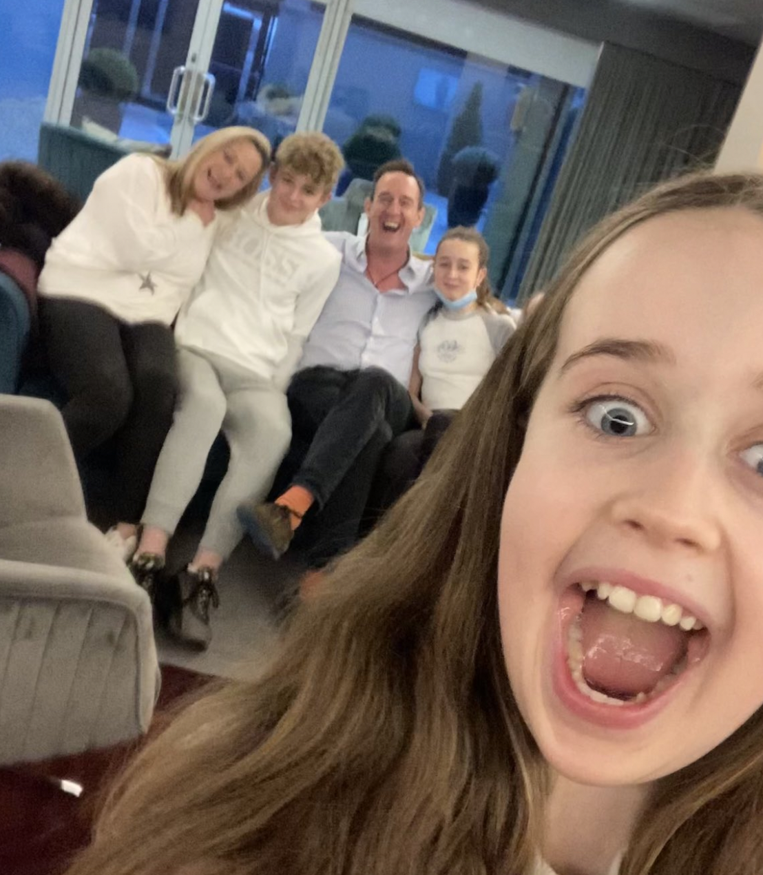 Ein Ire sieht nach drei Jahren seine Familie wieder. Seine Frau veröffentlich dieses glückliche Familienfoto bei Twitter.