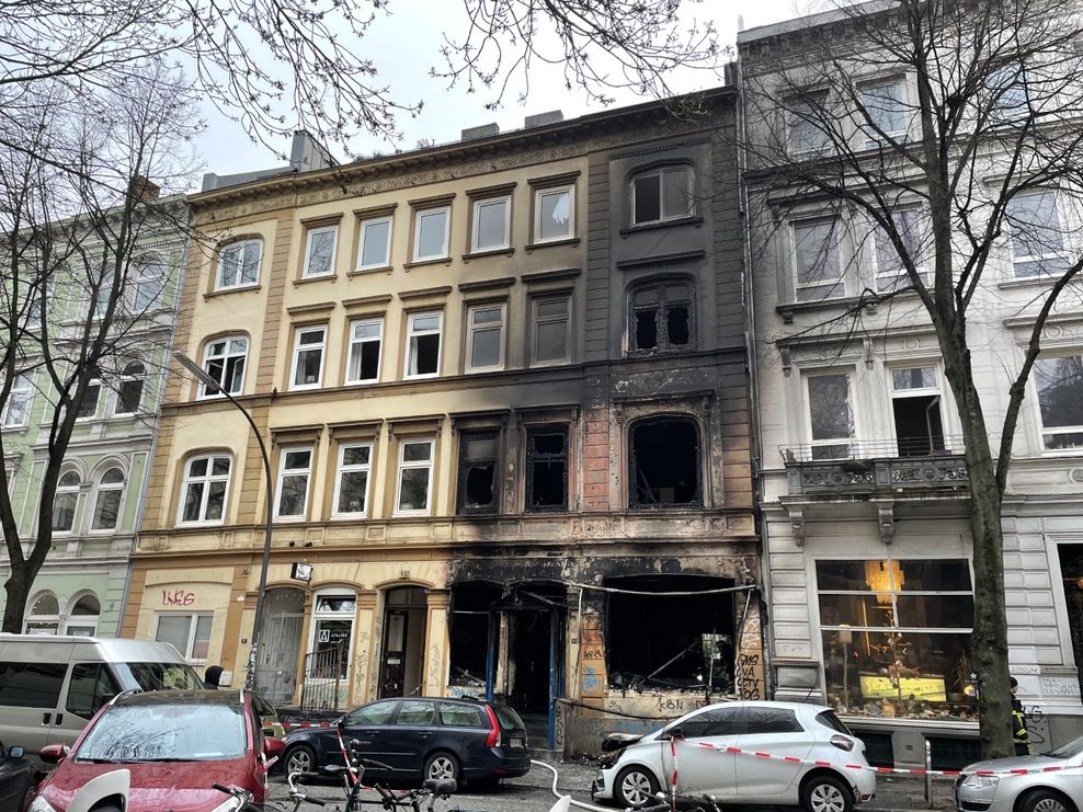 Das Gebäude am Morgen nach dem Brand. Das Wohnhaus wurde fast komplett zerstört.
