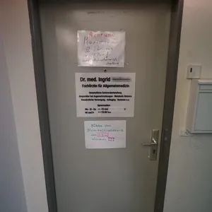 In der Praxis von Ingrid V. sollen gefälschte Impfausweise ausgestellt worden sein.