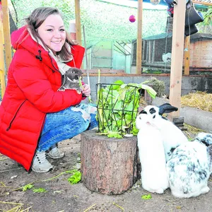 Bianca Urbschat mit ihren geretteten Kaninchen