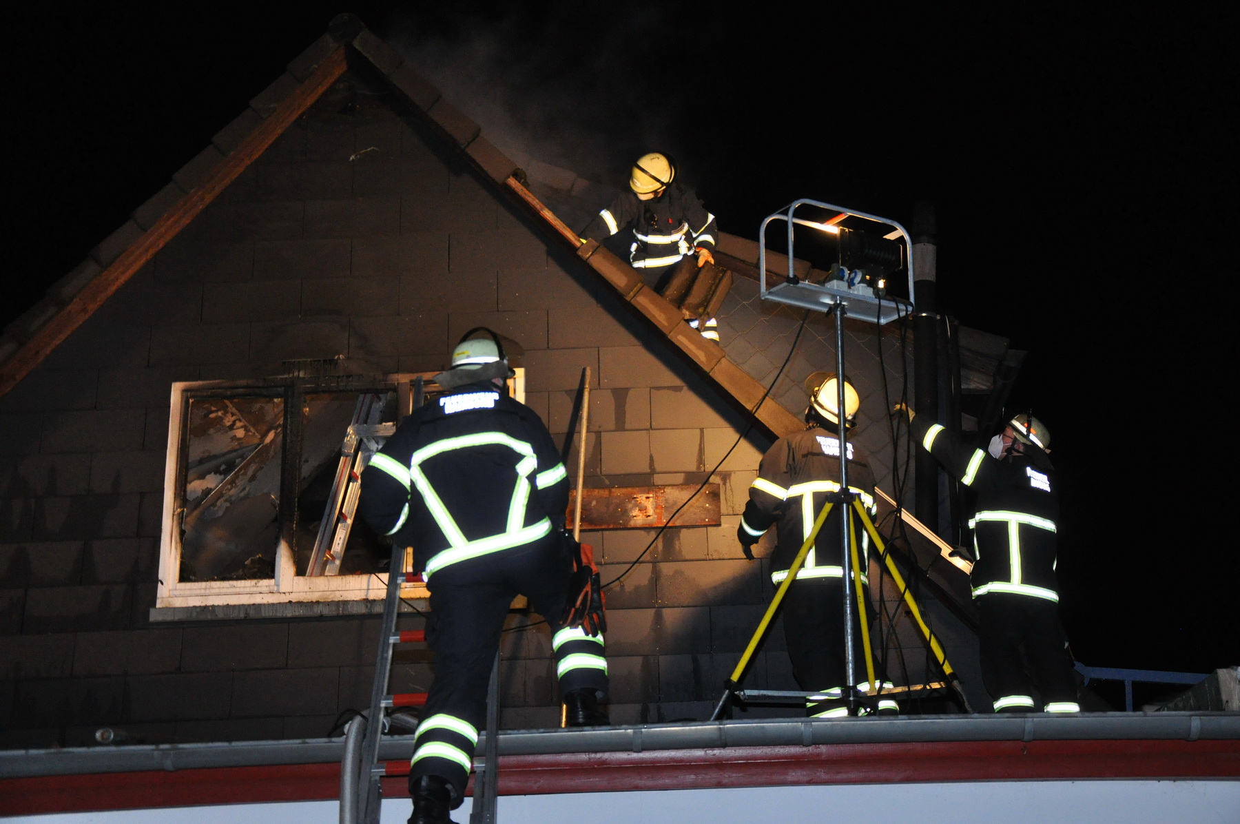 Am Sonntagabend brannte ein Haus in Lurup – die Bewohner konnten sich noch rechtzeitig in Sicherheit bringen.