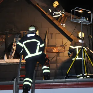 Am Sonntagabend brannte ein Haus in Lurup – die Bewohner konnten sich noch rechtzeitig in Sicherheit bringen.