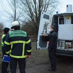 Die Feuerwehr misst die Gaskonzentration.