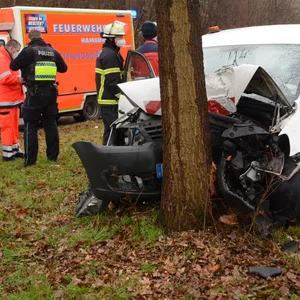 Der VW Caddy musste nach dem Unfall abgeschleppt werden.