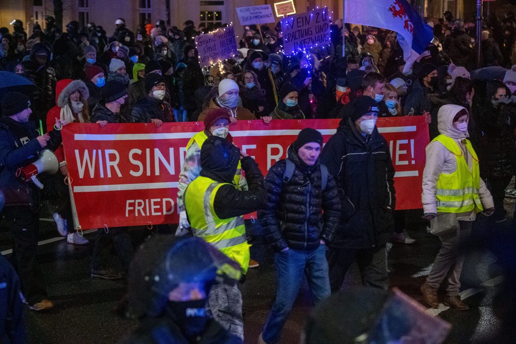 Demo gegen die Corona-Maßnahmen in Wolgast. Bei einigen der 1700 Demonstranten fand die Polizei Waffen.