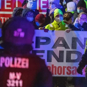 Etwa 1700 Menschen demonstrierten am Mittwoch in Wolgast gegen die Maßnahmen zur Eindämmung der Corona-Pandemie.
