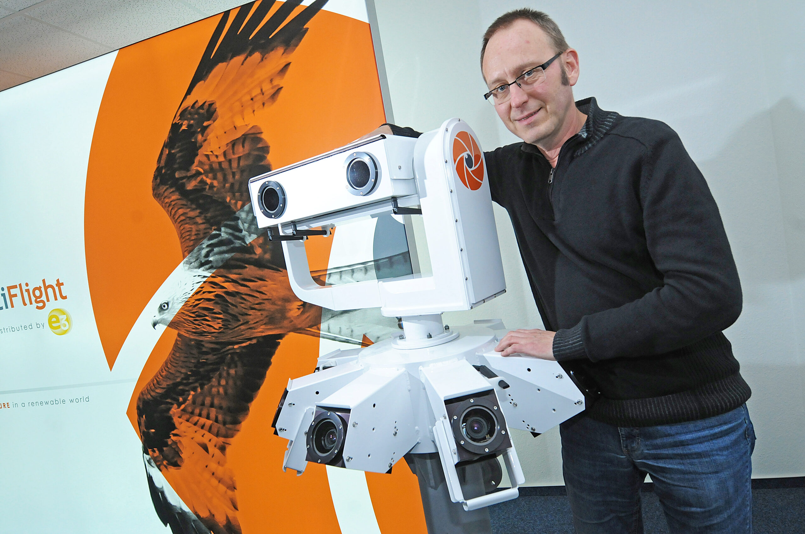 Ingenieur Heiko Mescher von der Hamburger Firma E3 mit einem IdentiFlight-Kamerasystem.