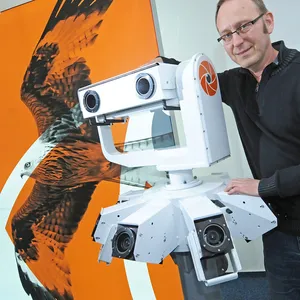 Ingenieur Heiko Mescher von der Hamburger Firma E3 mit einem IdentiFlight-Kamerasystem.