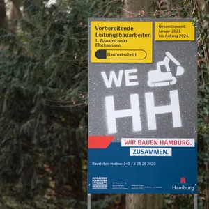 Ein Schild weist auf die anstehenden Bauarbeiten auf der Elbchaussee hin