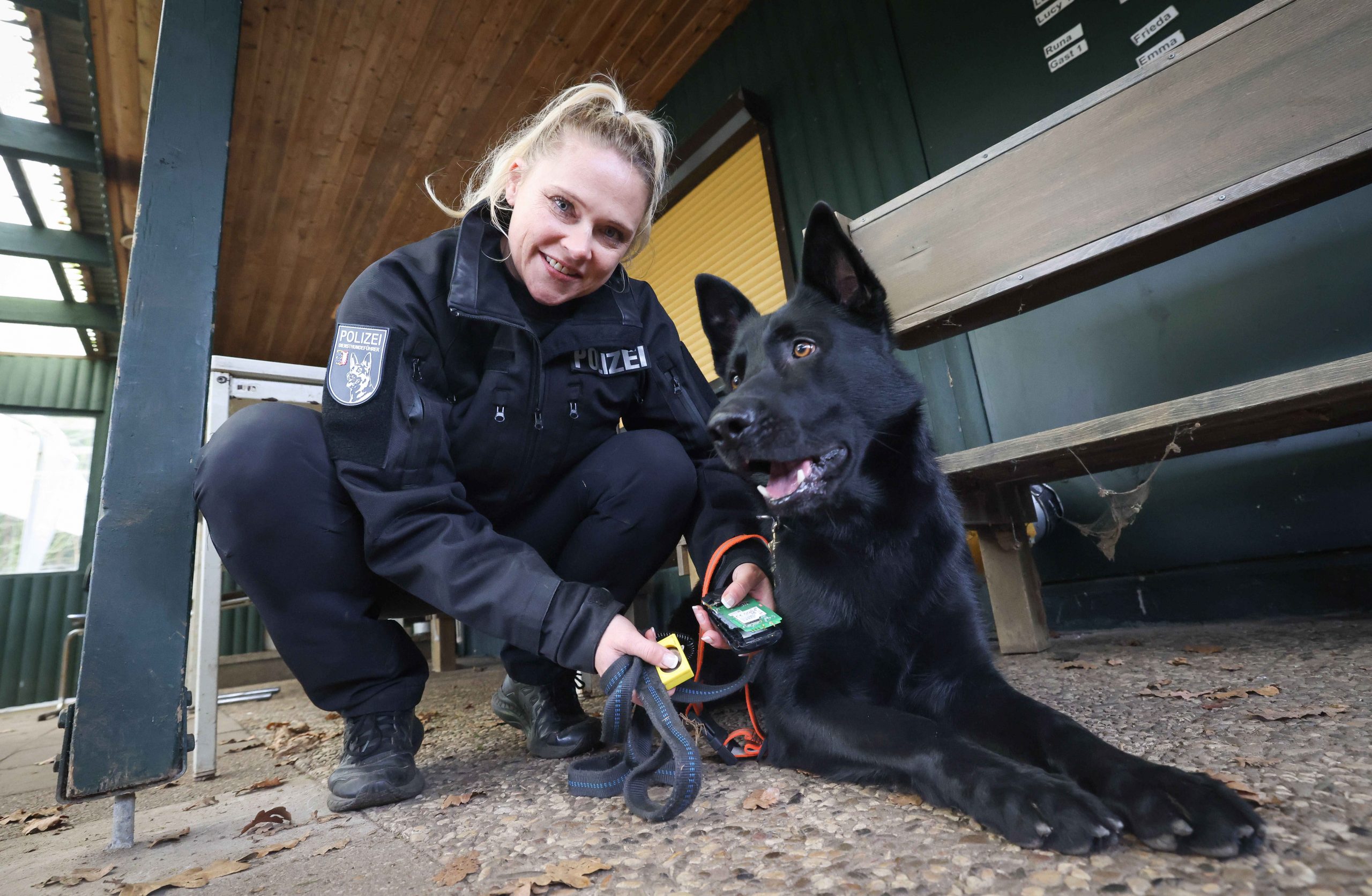 Polizei-Hundeführerin Bonny Häusler und Joker, erste Datenträgerspürhund der schleswig-holsteinischen Polizei.