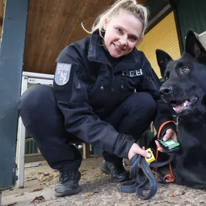 Polizei-Hundeführerin Bonny Häusler und Joker, erste Datenträgerspürhund der schleswig-holsteinischen Polizei.