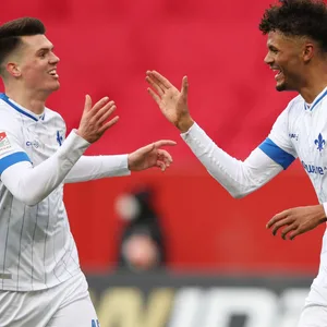 Darmstädter Jubel über die 2:0-Führung durch Aaron Seydel (r.) – und den Sprung an die Spitze.