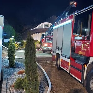 Einsatzkräfte vor dem Einfamilienhaus in Melle (Landkreis Osnabrück).