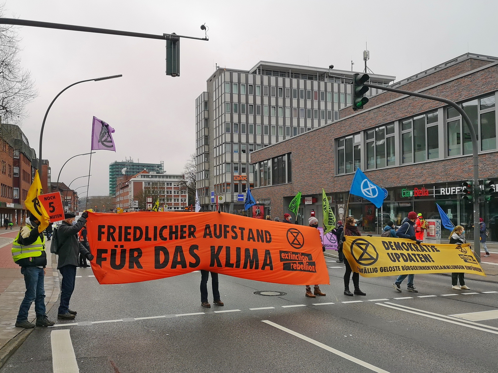 Ein Autofahrer fuhr am Samstagmittag in eine Gruppe von Klimaaktivisten von „Extinction Rebellion“ in Bergedorf. (Archivbild)