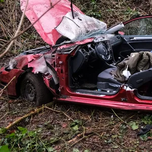 Die Feuerwehr musste das Dach des VW öffnen, um an die Frau zu gelangen.