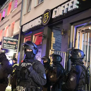 Beamte der „Besonderen Festnahme-Einheit“ vor dem Champions Corffe an der Silbersackstraße