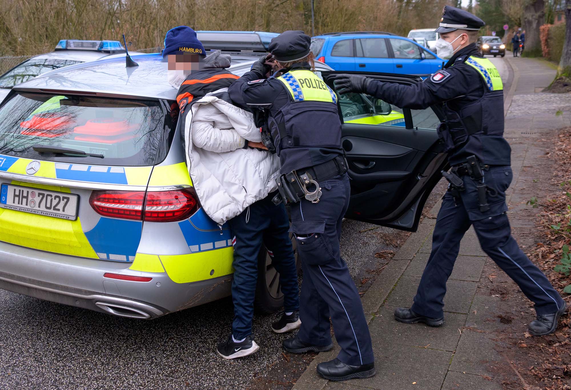 Polizisten nehmen einen Jugendlichen vorläufig fest.