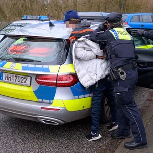 Polizisten nehmen einen Jugendlichen vorläufig fest.
