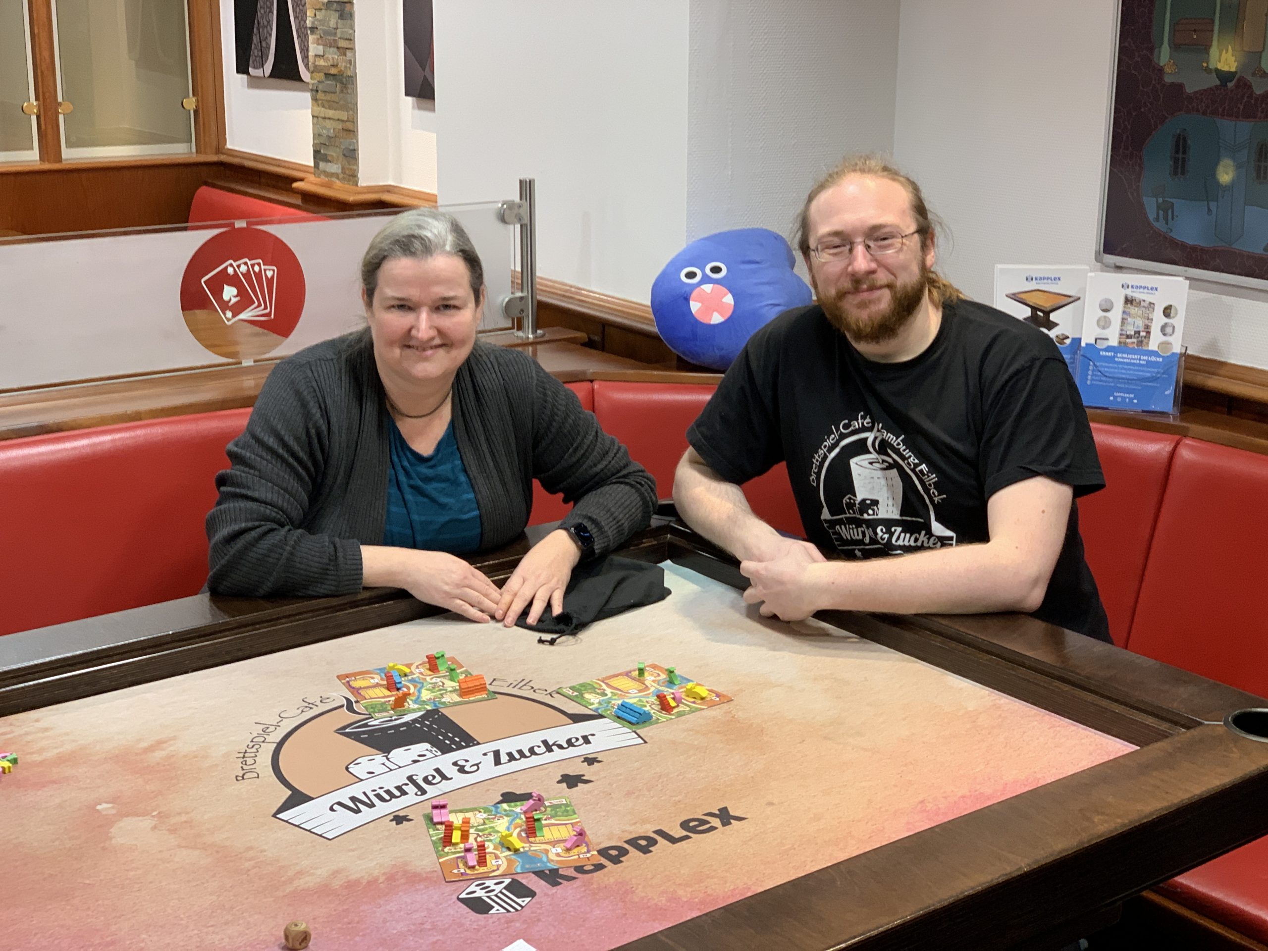 Silke Christensen und Mirko Schäfer sitzen in ihrem Spielecafe