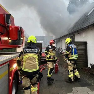 Die Feuerwehr beim Einsatz in Schenefeld.