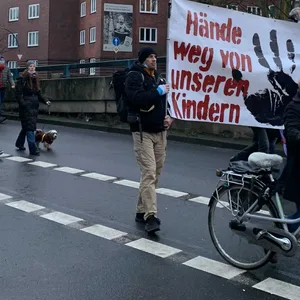 In Barmbek haben am Samstag etwa 2000 Menschen gegen die Corona-Maßnahmen demonstriert.