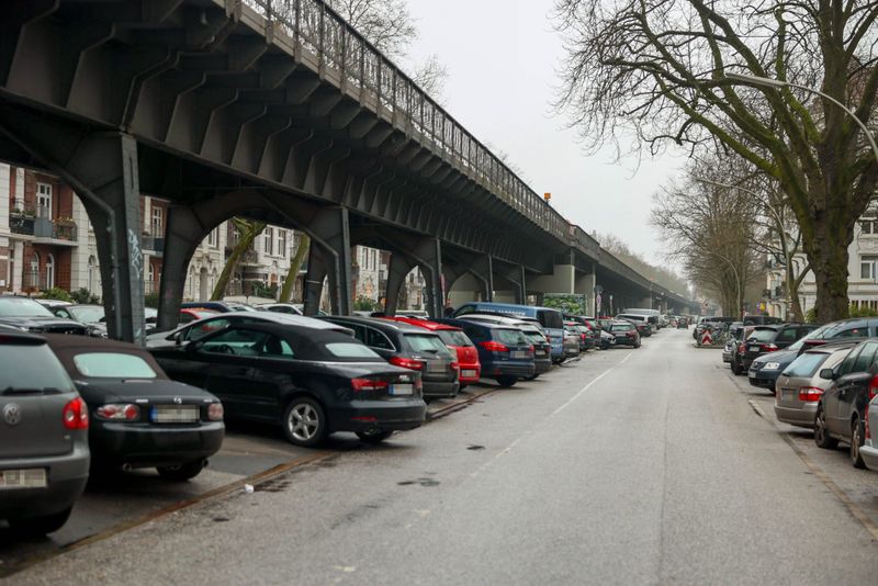 In Hamburg entstehen immer mehr Anwohnerparkzonen, ab März unter anderem in der Isestraße in Harvestehude.