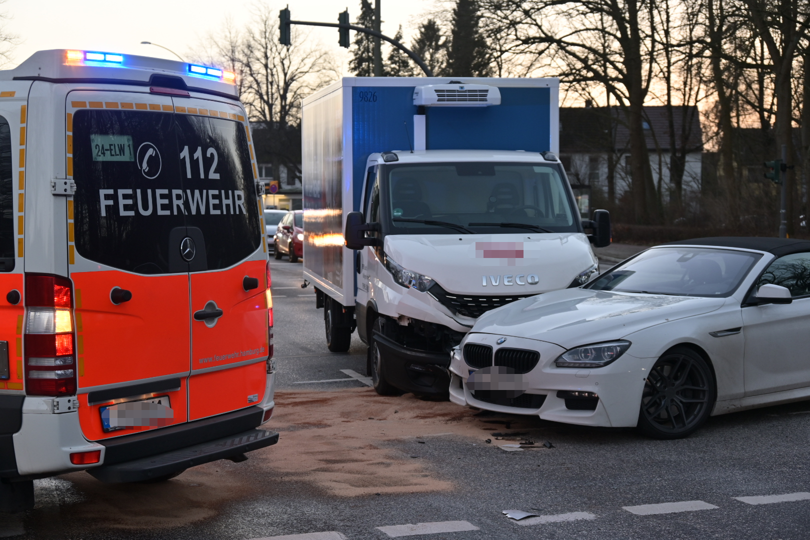 Ein Kleintransporter und ein Auto sind am Montagnachmittag in Wellingsbüttel zusammengekracht.