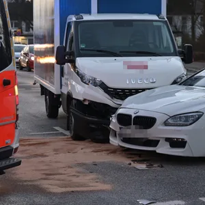 Ein Kleintransporter und ein Auto sind am Montagnachmittag in Wellingsbüttel zusammengekracht.